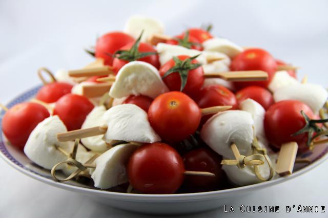 Brochettes apéritives de tomates cerises et mozzarella aux olives