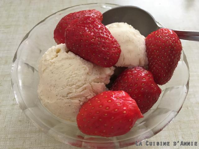 Coupe de glace à la vanille aux fraises