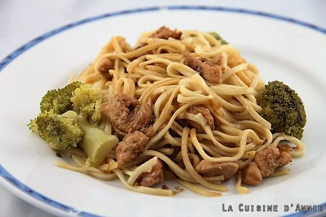 Recette Poulet aux nouilles chinoises sautées - La cuisine familiale : Un  plat, Une recette